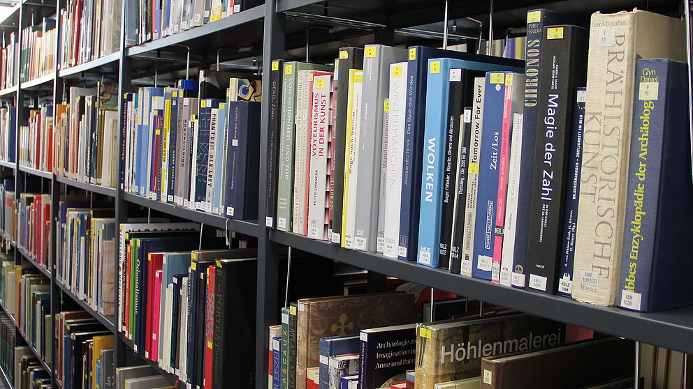 (Foto: UB Paderborn) Fachbibliothek, Regale