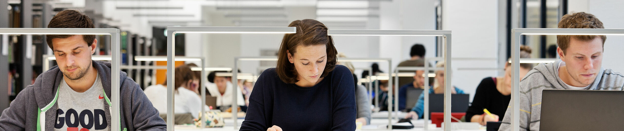 Arbeitsplätze in der Fachbibliothek im Gebäude J, Ebene 1