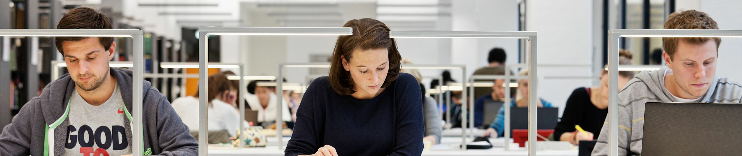 Arbeitsplätze in der Fachbibliothek im Gebäude J, Ebene 1